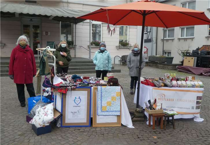 Das Team von „Remagen hilft“ und der Weltladen Remagen mit ihrem Stand auf dem Remagener Wochenmarkt. Foto: privat