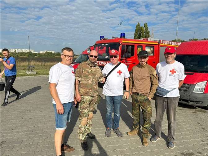 Das Team von „Rheinbach Hilft“ bei einer Lagebesprechung mit den Militärs vor Ort. Foto: „Rheinbach Hilft“