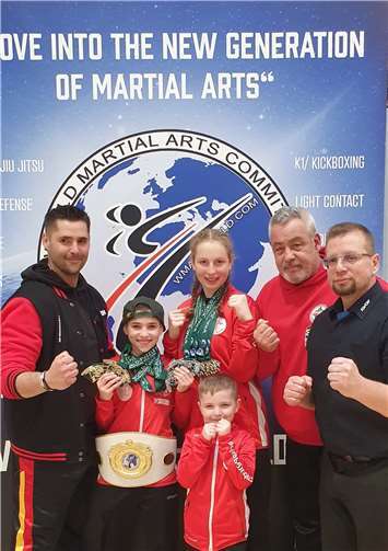 Das Team von Tomburg Boxing Rheinbach mit WMAC-Präsident Harald Folladori.  Fotos: privat