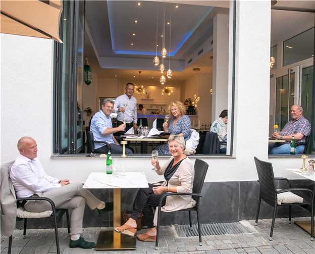 Das Team von Tonis Restaurant Ahr la carte freute sich mit Inhaber Toni Krasniqi (links) auf seine Gäste nach der Wiedereröffnung.