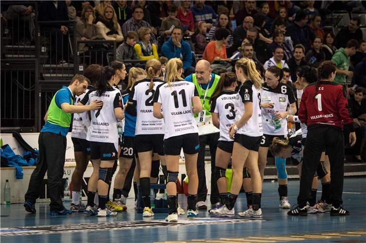Das Team von Trainer Christoph Barthel (Mitte) unterlag erneut in einem Auswärtsspiel. Foto: Vulkan-Ladies Koblenz/Weibern