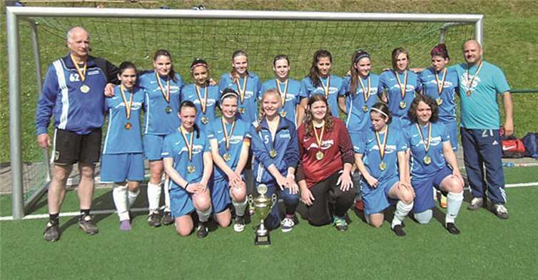Das Team (von links hinten): Wolfgang Jung, Olga Peter, Darleen Kolbe, Rasha Mansouri, Janine Krämer, Jenny Mentges, Maroa Acar, Kira Klein; Anna-Lena Schmuck, Nadine Wagner, Vtali Murawski; (Vorne) Fabienne Klöckner, Sophia Jung, Theresa Dönges, Irina Schreiber, Enisa Hot, Jessica Murawski. Es fehlen: Christof Dönges, Laura Göbel, Romina Standtke, Tabea Münchrath.privat