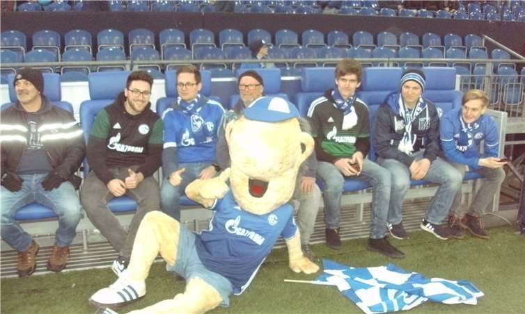Das Team vor dem „Veltins-Schiessen“ mit Maskottchen Erwin. privat