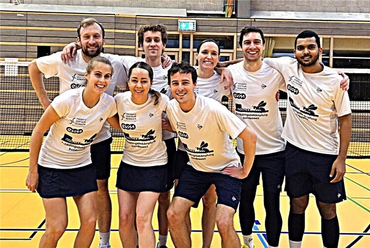 Das Team vor dem ersten Spiel in Saarbrücken. Jeweils von li. vorne: Toni Remakulus, Sarah Pinnen, Thilo Mund; hinten: Oliver Schmidt, Leo Johnson, Mascha Strödke, Michi Nonn und Akash Alok. Foto: BC Remagen