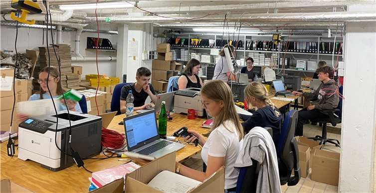 Das Team weist in den Sommerferien rund 55.000 Bücher neuen Besitzern zu.  Foto: Pressestelle der Kreisverwaltung