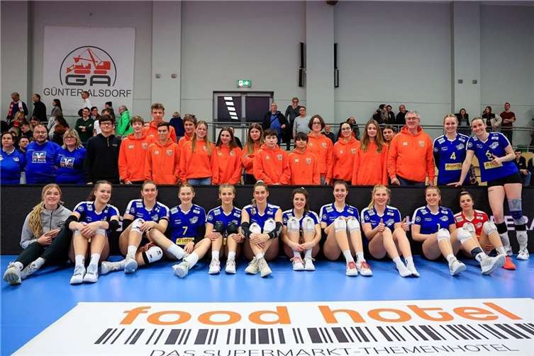 Das Team5 des TV Vallendar zusammen mit der Bundesligamannschaft VC Neuwied.  Foto: TVV