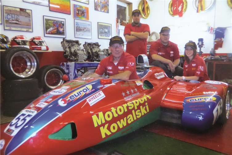 Das Technik-Team: Der Senior mit seinen Mechatronikern René Müller, Sandro Kowalski und Jana Fuchs.