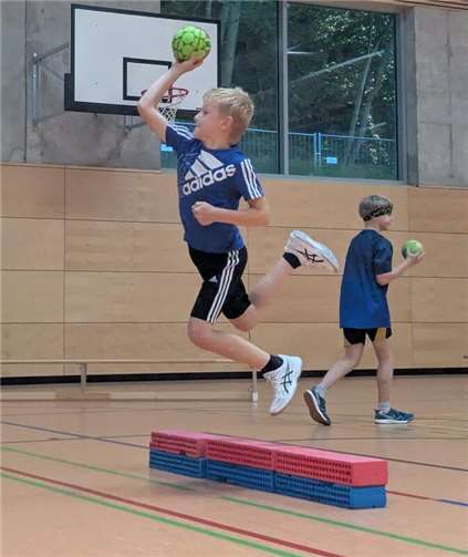 Das Techniktraining war einer der Schwerpunkte des Trainingslagers, hier Paul Schwedhelm beim Sprungwurf.  Foto: privat