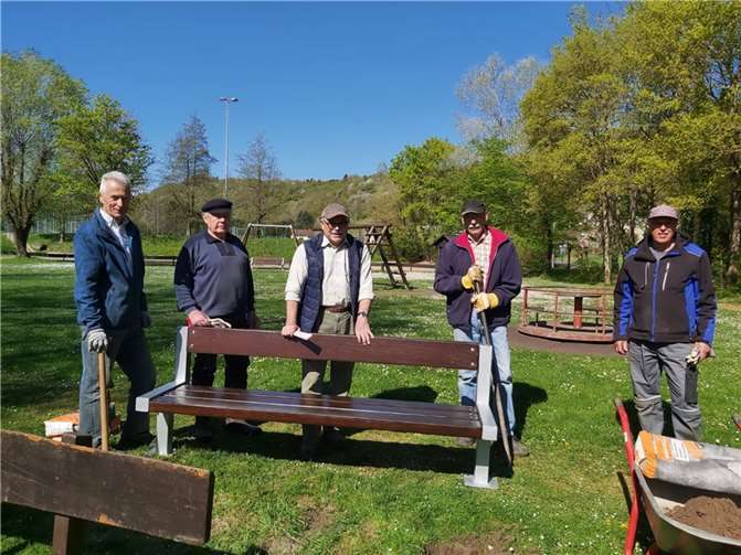Das Teichteam tauschte die Sitzbänke aus. Foto: privat