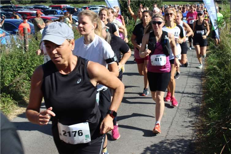 Das Teilnehmerfeld beim PSD Bank Cup 2023 der Frauen über 10 000 Meter.  Foto: Bernd Weis