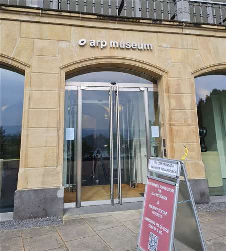 Das Testzentrum im Arp Museum.