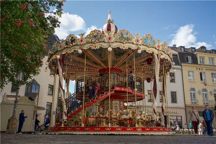 Auch 2023 locken zahlreiche Attraktionen auf den Lukasmarkt! Das „The Grand Carousel“.