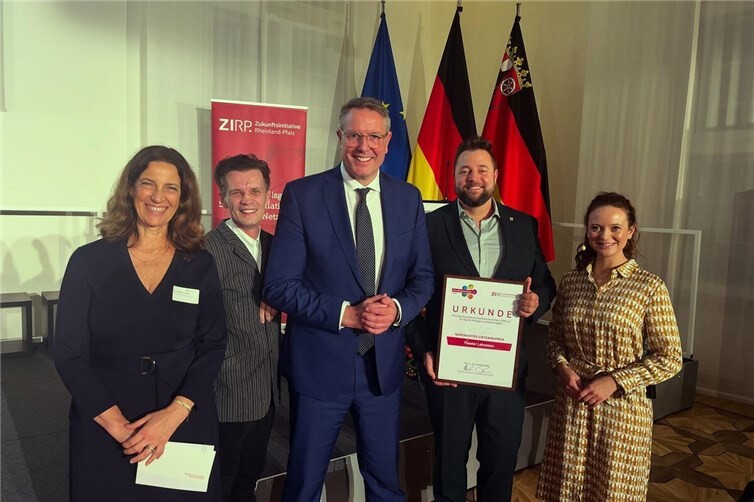 Das Theater Lahnstein wurde zu den Top 5 der Zukunftsunternehmen Rheinland-Pfalz gekürt.(V.l.n.r.: Dr. Christiane Liesenfeld, Geschäftsführerin der ZIRP, Joerg Altenrath, künstlerischer Leiter des Theaters Lahnstein, Ministerpräsident Alexander Schweitzer, Oberbürgermeister Lennart Siefert, Moderatorin des Abends Lena Reuter).Foto: Stadt Lahnstein
