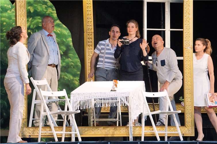 Das Theater Poetenpack aus Potsdam spielte Woody Allens Mittsommernachts Sexkomödie bei den Rommersdorf Festspielen im Englischen Garten.  Foto: FF