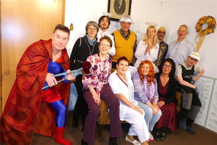 Das Theaterensemble Treis erfreut sein Publikum in diesem Jahr mit dem Dreiakter „Auch Superhelden sind nur Menschen“! Fotos: TE