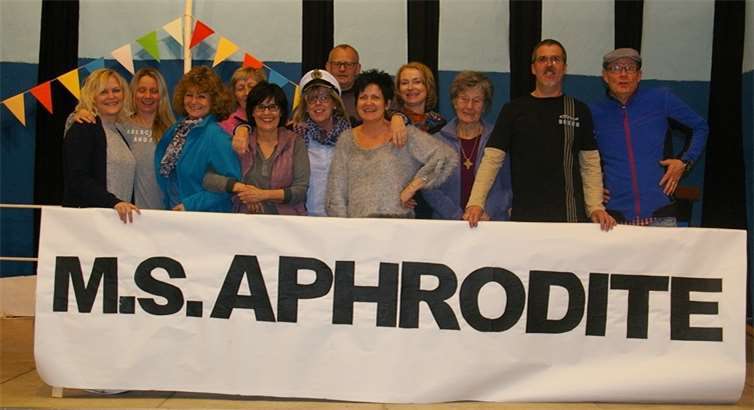 Das Theaterensemble lädt die Zuschauer zu spektakulären Dreharbeiten auf der „M.S. Aphrodite“ ein.privat