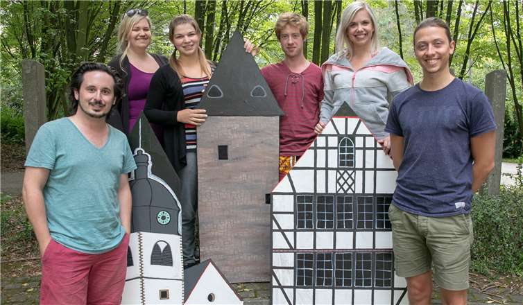 Das Theaterstück „Der wundervolle Zauberer von Oz“ hat am Freitag, 23. August, um 16 Uhr Premiere im Amphitheater im Rheinbacher Freizeitpark. Das Ensemble mit (von links) Raoul Migliosi, Franziska Stephan, Andrea Esser, Sasha Bornemann, Christina Stephan und Jonas Herkenhoff freuen sich schon darauf. Foto: JOST