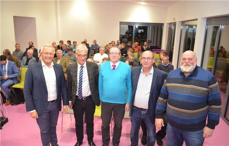 Das Thema „Die Schlacht um die Scholle“ brennt den am Bodenmarkt beteiligten landwirtschaftlichen Akteuren nach wie vor unter den Nägeln. Landrat Achim Hallerbach konnte zahlreiche Landwirte, Mitarbeiter der Agrarverwaltungen und kommunale Entscheider für die zweite Auflage der „Schlacht um die Scholle“ begrüßen. Landrat Achim Hallerbach, Jobst Jungehülsing BMEL, Ralph Gockel Landwirtschaftskammer RLP, Thomas Ecker Untere Landwirtschaftsbehörde, Ulrich Schreiber Vorsitzender Kreisbauernverband (v. l. n. r.).Foto: privat