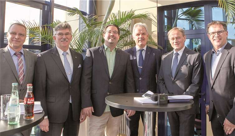 Das Thema „Fachkräftemangel“ diskutierten im Vorfeld der 16. Rheinbacher Ausbildungsmesse v.l. Hans Eberhard Dorow, Dario Thomas, Oliver Wolf, Stefan Raetz, Professor Dr. Hartmut Ihne und Moderator Dieter Schmidt. -JOST-