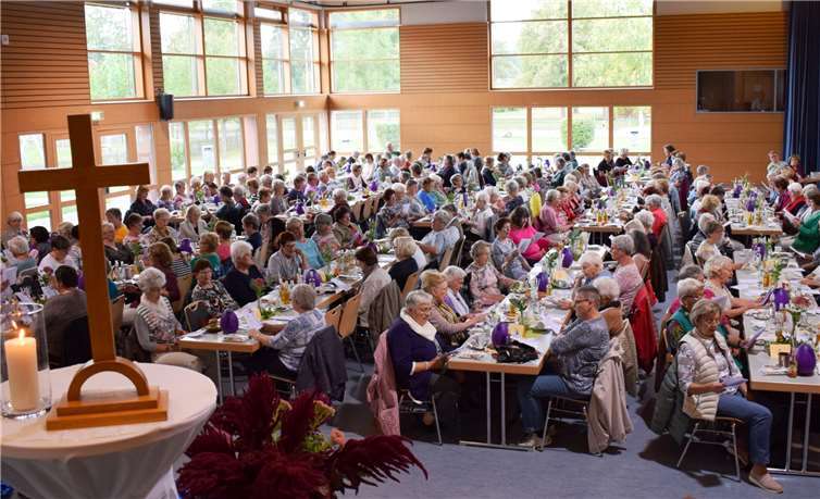 Das Thema Friede stand im Mittelpunkt des Dekanatsfrauentags im bestens besetzten Bürgerhaus in Miehlen. Viele Facetten, ihn zu finden und auf den Weg zu bringen, kamen in Anspiel, Dialogen, Vorträgen, Liedern und einem Quiz zur Sprache.Fotos: privat