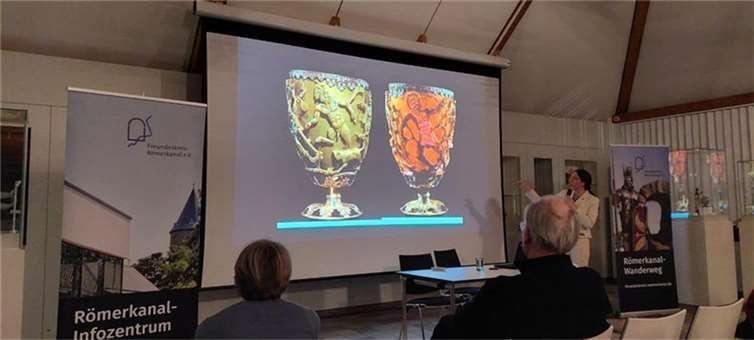 Das Thema Glas trifft gerade in der Glasstadt Rheinbach auf besonderes Interesse. So war der Vortragssaal im Glasmuseum im Himmeroder Hof mit ca. 50 Gästen gut gefüllt. Foto: privat