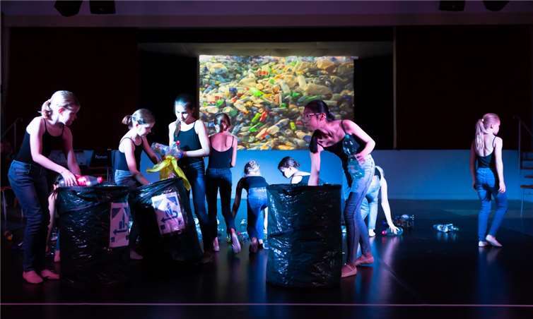 Das Thema „Nachhaltigkeit“ wurde mit Hilfe von Plastikflaschen dargestellt. Foto: privat