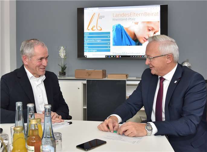 Das Thema Unterrichtsausfall bietet immer wieder Gesprächsstoff bei Schülerinnen und Schülern, Eltern und Lehrern sowie politisch Verantwortlichen. Der Regionalelternbeirat (REB) Koblenz hat hierzu eine in Eigenregie erstellte Studie vorgestellt. Der Sprecher des REB, Erwin Lenz (links), stattete nun auch dem Neuwieder Landrat Achim Hallerbach einen Besuch ab, um die Ergebnisse der Studie zu präsentieren.