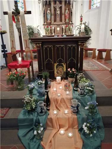 Das Thema der Maiandacht wurde hier mit Symbolen dargestellt. Fotos: kfd Löf