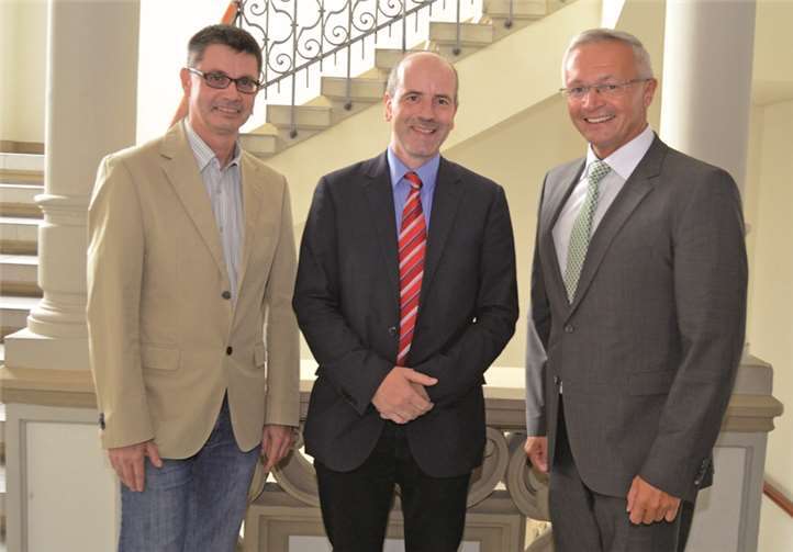 Das Themenfeld „Qualität und Evaluation“ der Arbeit in Kindertagesstätten ist Teil des Landesprogramms KiTa! Plus, mit dem eine Weiterentwicklung der Kindertagesstätten gefördert werden soll. Mit der Durchführung und Auswertung des Programms ist die Hochschule Koblenz unter Federführung von Prof. Dr. Armin Schneider (M.), hier im Gespräch mit Kreisjugendamtsleiter Jürgen Ulrich (l.) und dem Ersten Kreisbeigeordneten und Jugendamtsdezernenten, Achim Hallerbach, beauftragt.  Kreisverwaltung Neuwied