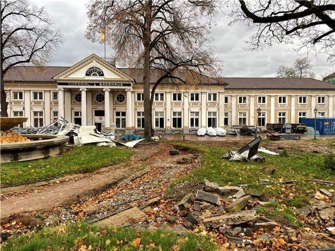 Das Thermal-Badehaus wenige Wochen nach der Flut.  Foto: ROB