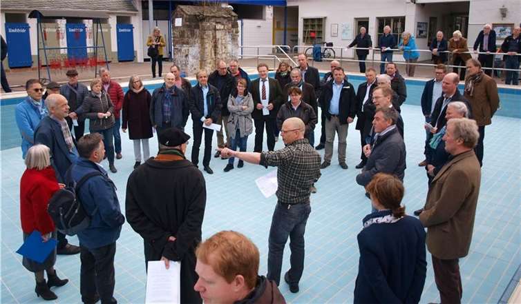 Das Thermalbad ist im Rat ein Dauerthema. So trafen sich die Mandatsträger bereits im Frühjahr 2019 zu einem Vor-Ort-Termin mit Pächter Frank Riffel. Foto: ROB