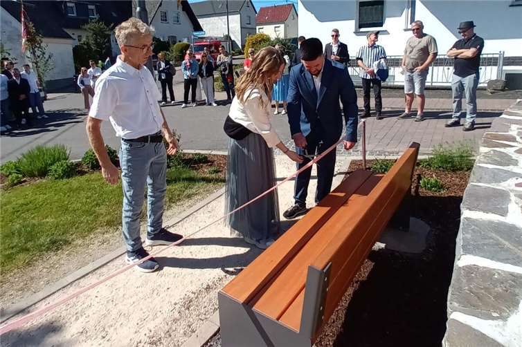 Das Thürer Maipaar, Lena Berresheim und Romano Baulig, gaben die Sitzgelegenheiten „frei“ – sehr zur Freude von Johannes Schneider, Vorsitzender Kultur- und Verschönerungsverein Thür.  Foto: Leo Oster/Kultur- und Verschönerungsverein Thür