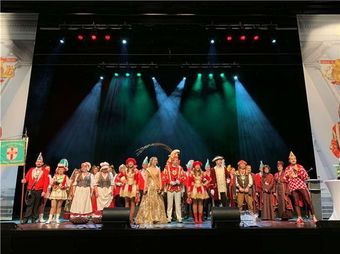 Das Tollitätenpaar, Prinz Sven und Confluentia Lisa, samt Gefolge auf der Bühne zusammen mit Oberbürgermeister David Langner.  Foto: Stadt Koblenz/Hannah Dorgeist