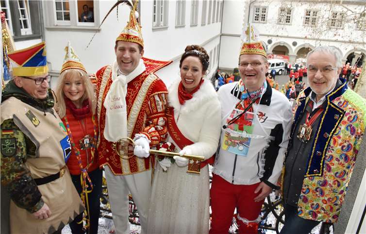 Das Tollitätenpaar freute sich über den Stadtschlüssel, den Bert Flöck (rechts) und Dr. Margit Theis Scholz nach hartem Kampf übergeben hatten. Fotos: HEP