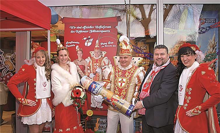 Das Tollitätenpaar im Factory Outlet bei Griesson DeBeukelaer (v.l.): Pagin Stephanie, Confluentia Daniela, Prinz Eric I. Peter Gries (Griesson DeBeukelaer) und Pagin Kerstin.US