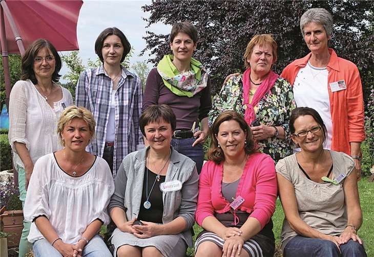 Das Tonkreationen-Team von links: (Hinten) Christa Schoenfeldt, Margit Euler, Monika Lieb, Ulla Schallenberg und Renate Zgaga sowie (vorne) Anke Schäfer, Larissa Lust, Petra Link und Bianca Hüllen. Privat