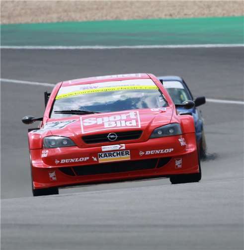 Das Top-Event waren die „Tourenwagen Classics“ mit vielen Originalpiloten aus der DTM und STW. Im Bild ein Opel aus der DTM-Saison 2000.