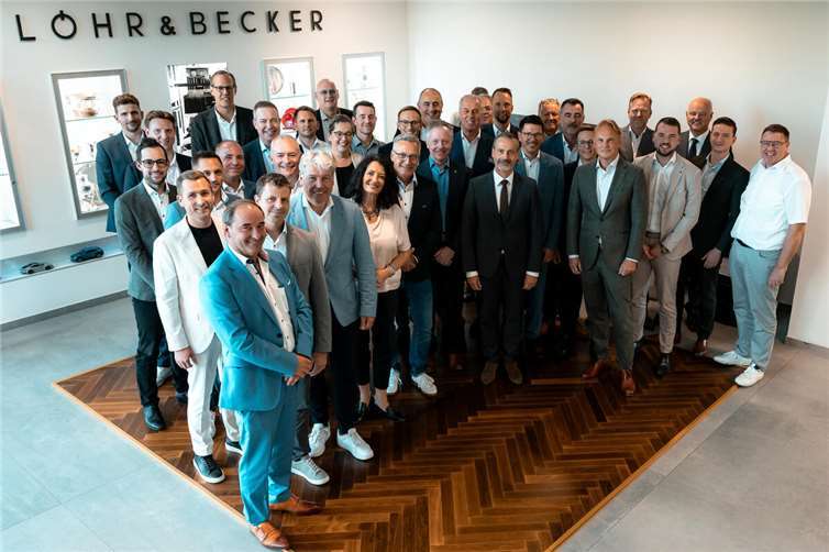 Das Top-Management der LöhrGruppe und Van Mossel bei der feierlichen Zusammenkunft in der Holding der Löhr & Becker Aktiengesellschaft, in der Carl-Löhr-Straße 2 in Koblenz.  Foto: LB Digitale Automobile Dienstleistungs-GmbH