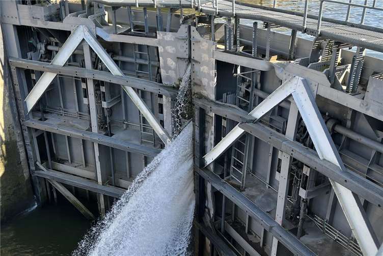 03.07.: Schiffsunfall ruft Minister auf den Plan Das Tor der Schleuse St. Aldegund. Foto: Polizei