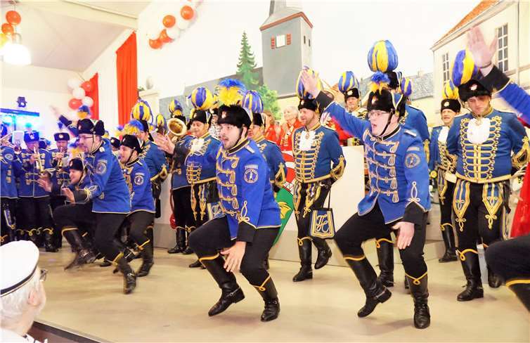 Das Traditionscorps „Treuer Husar Blau-Gelb“ aus Köln brachte ein stattliches Bild auf die Bühne.