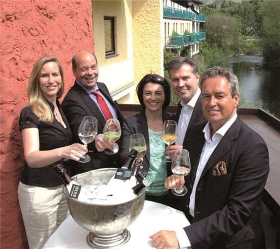 Das Traditionshotel „Lochmühle“ in Mayschoß wird nun unter neuer Führung geleitet (v.li.): Sandra Hess, Hubert Allert, Michaela und Andreas Rietz (Hoteldirektor) und Peter Julius. UM