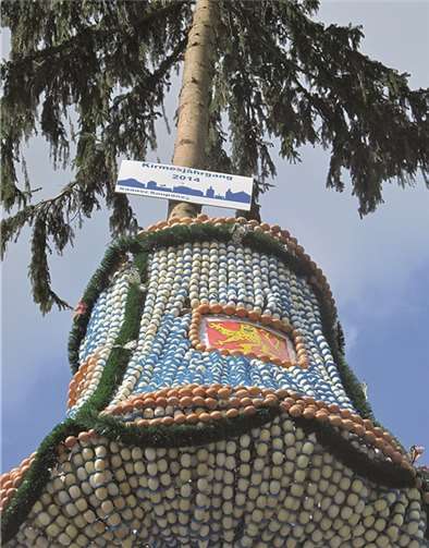 Das Traditionssymbol der Eierkrone wird wieder am Baum aufgehängt. PS