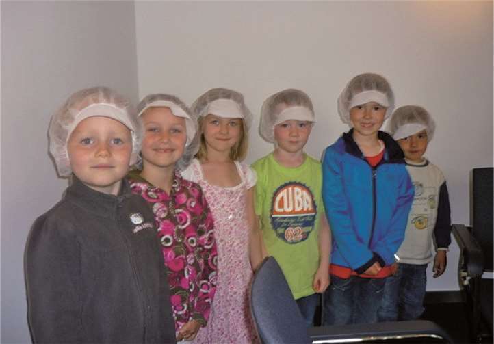 Das Tragen des Haarnetzes fanden die Kinder lustig.  privat