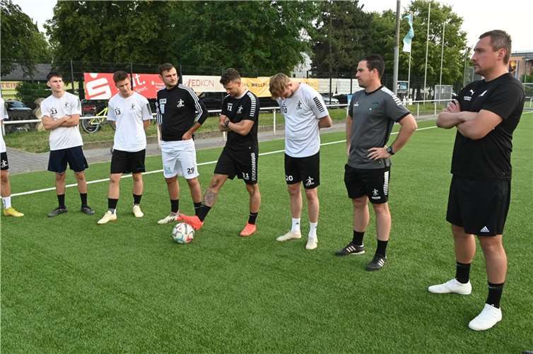 Das Trainer-Duo mit Damir Mrkalj (rechts) und Jörg Schäfer (links daneben) bei der ersten offiziellen Ansprache.