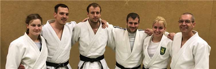 Das Trainer-Team des JC Maifeld e.V. nach erfolgreicher Dan Prüfung in der eigenen Trainingshalle (D2-KuBa) in Münstermaifeld: Maike Krämer, Holger Schenk , Daniel Hackl, Benedikt Hoff, Ellen Röser, Dr. Wolfgang Röser.  JC Maifeld