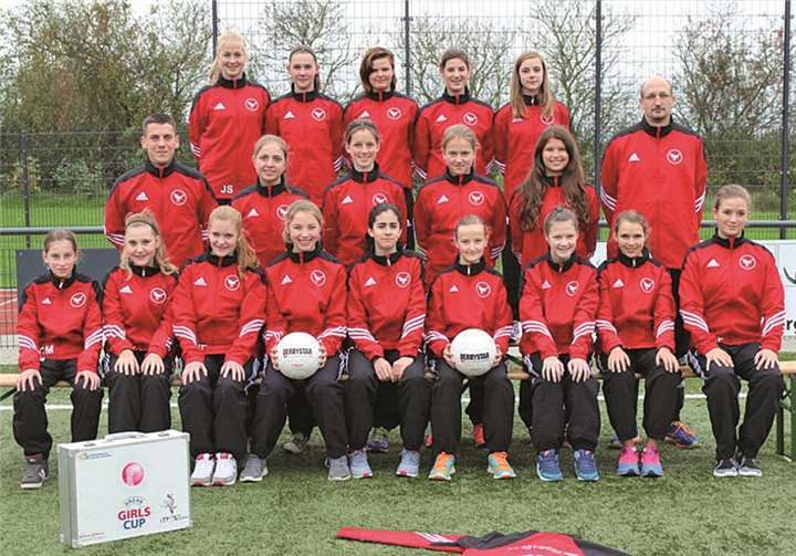 Das Trainer- und Betreuerteam mit Thomas Dressler, Markus Albring und Carolin Felling und den Merler C-Juniorinnen.privat