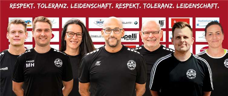 Das Trainer- und Funktionsteam der A-Junioren für die kommende Saison steht fest (v.l.n.r.): Oliver Zirwes (Torwarttrainer), Marino Hofmann (Co-Trainer), Victoria Einert (Physio), Jeffrey Yankey (Chef-Coach),Rainer Stein (Athletik-Coach), Martin Schell (Co-Trainer), Anne-Kathrine Kremer (Torwarttrainerin).Quelle: Ahrweiler BC