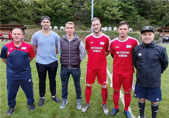 Das Trainergespann ist zuversichtlich, dass die Neuzugänge ein Gewinn für die Mannschaft sind und der Kader in der Breite mehr Möglichkeiten bieten wird (v. l. n. r.): Trainer Rolf Seiler, Florian Wahl, Pascal Gimnig, Tim Palm, Nico Schunk, Co-Trainer Agostinho Da Cunha.Foto: privat