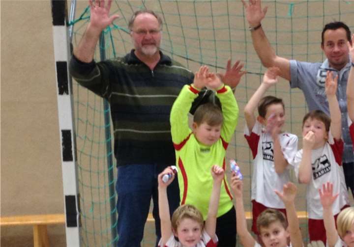 Das Trainerteam Berthold Josten und Gerrit Kanowski (v.l.) und ihre erfolgreichen Kicker: Benni Berk, Tim Schneider, Maxi Gärtner, Niklas Freund, Christian Mönch (stehend, v.l.), Marvin Fussel, Jonah Kanowski, Lara Raupach, Entret Thaqi, Max Santos (kniend, v.l.).privat