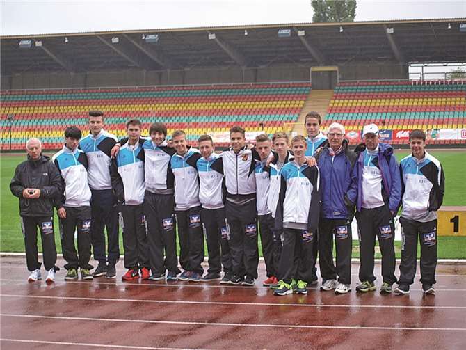 Das Trainerteam: Peter Reif ( 3.v.r.), Harald Reif (2.v.r.) und Franz-Josef Baulig (l.).Privat